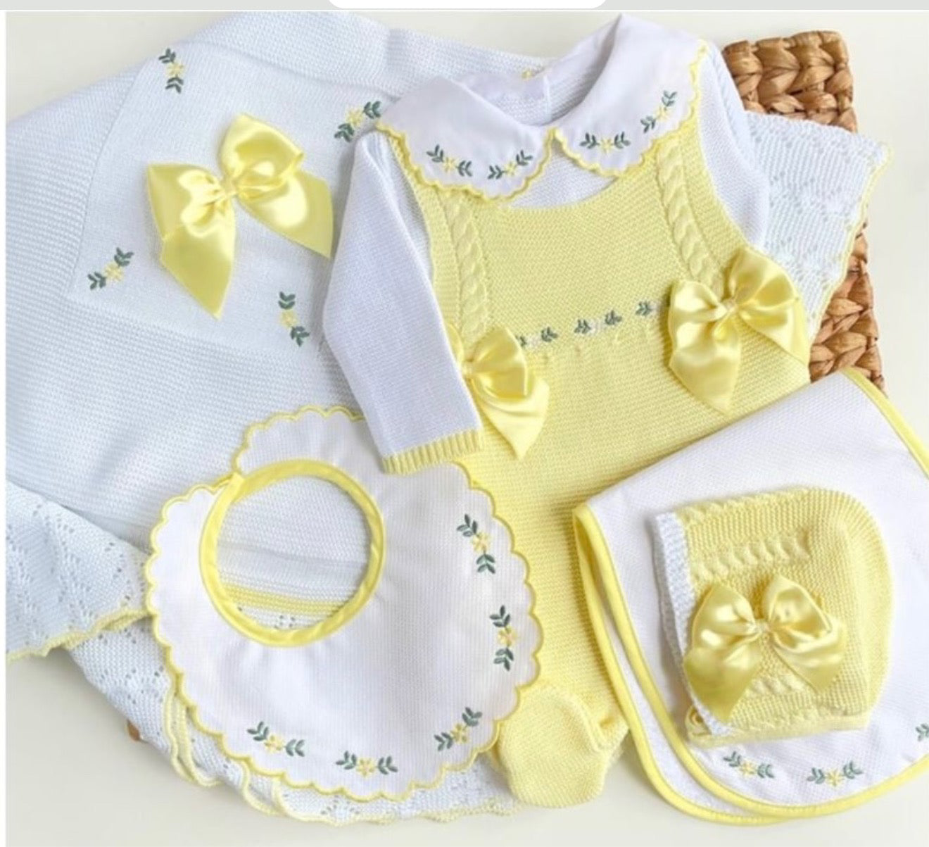 SET DE NACIMIENTO FLORES AMARILLO